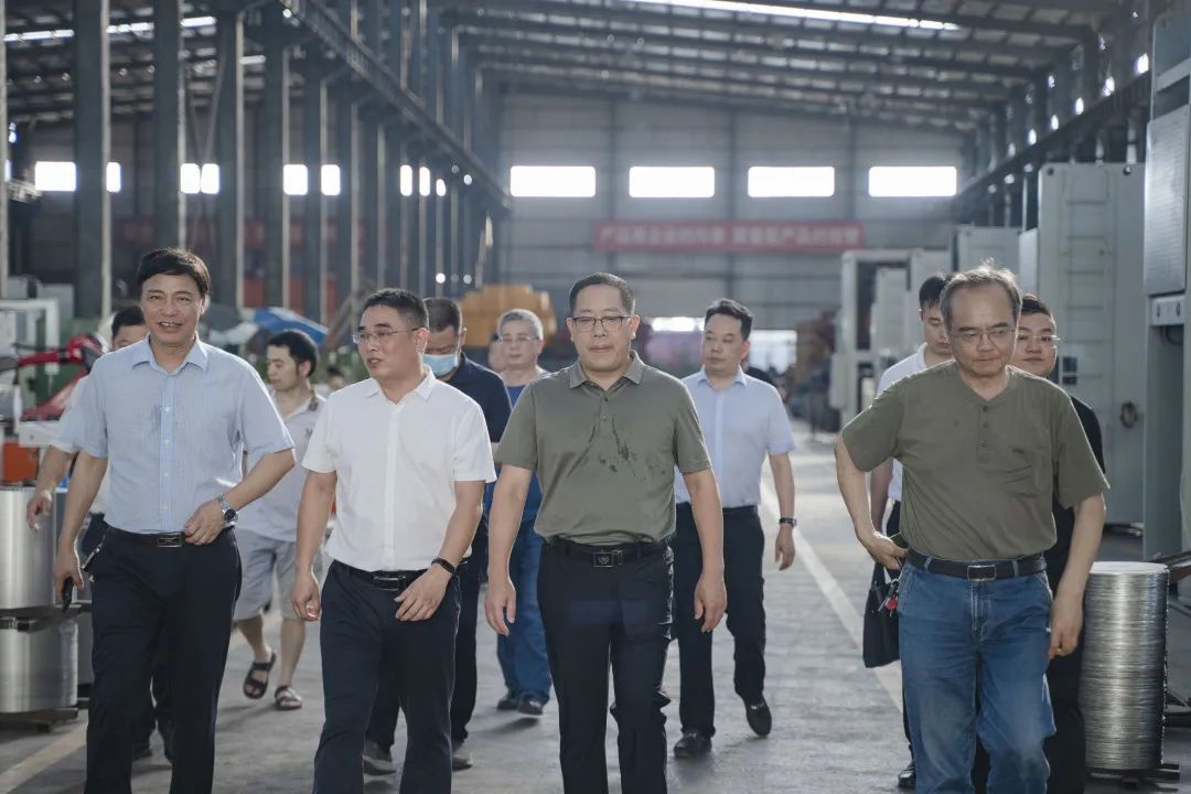 衡東縣縣委副書記、縣長對朝陽集團自動化生產(chǎn)線進行視察